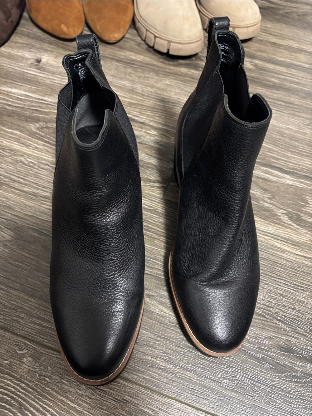 Vionic Black Leather Chukka Boots with Brown Welt